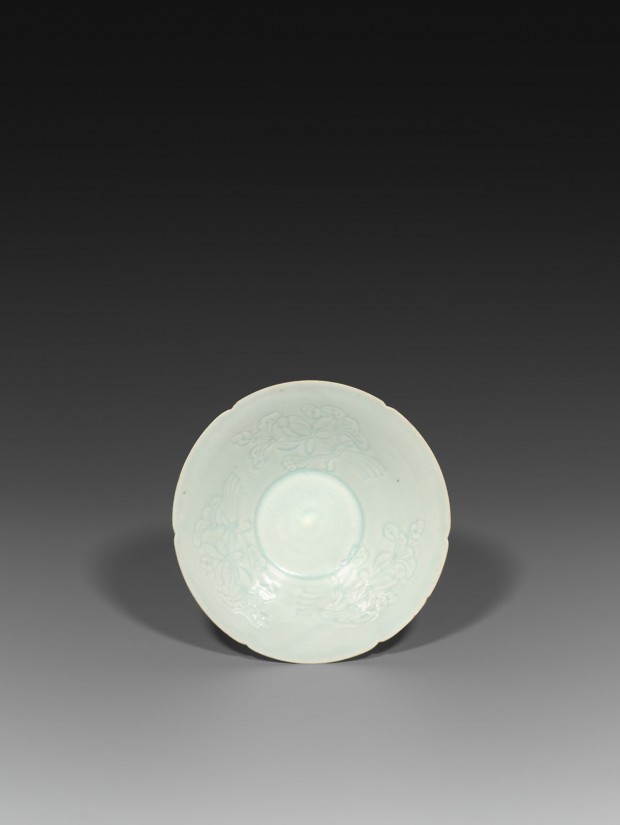 A CARVED YINGQING GLAZED PORCELAIN FOLIATE BOWL