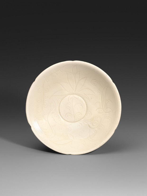 A LARGE CARVED DINGYAO WHITE PORCELAIN FOLIATE BOWL