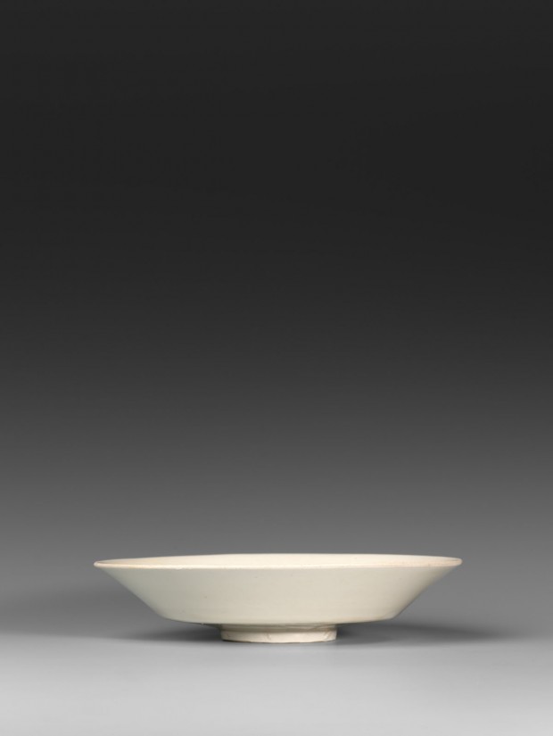 A DINGYAO WHITE PORCELAIN SAUCER DISH