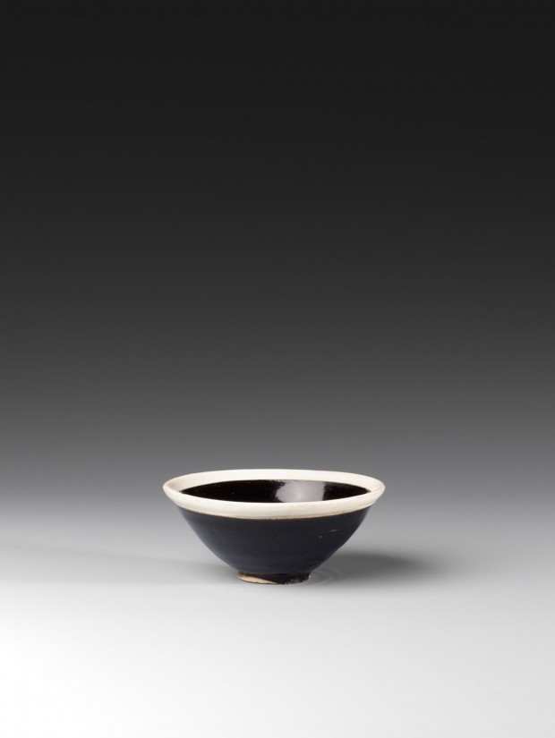 A BLACK-GLAZED TEABOWL WITH WHITE RIM