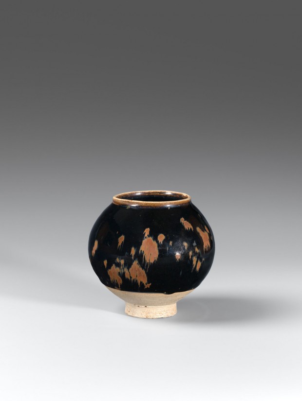 A RUST-BROWN SPLASHED BLACK-GLAZED OVOID STONEWARE JAR