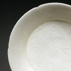 A DINGYAO WHITE PORCELAIN DISH WITH CARVED LOTUS DECORATION