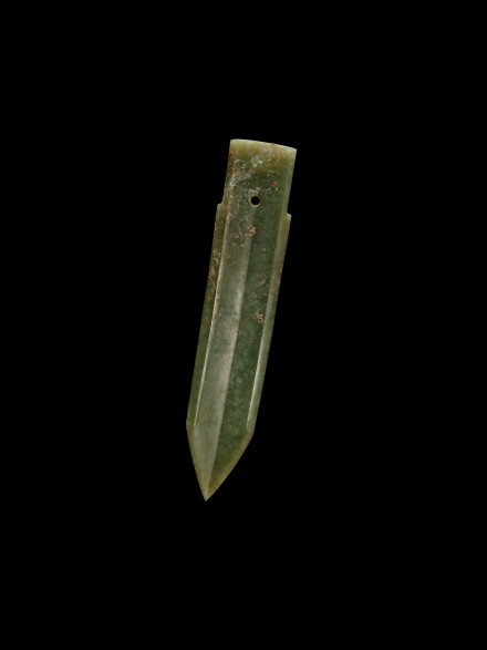 A SMALL ARCHAIC JADE CEREMONIAL JADE DAGGER-AXE (GE)